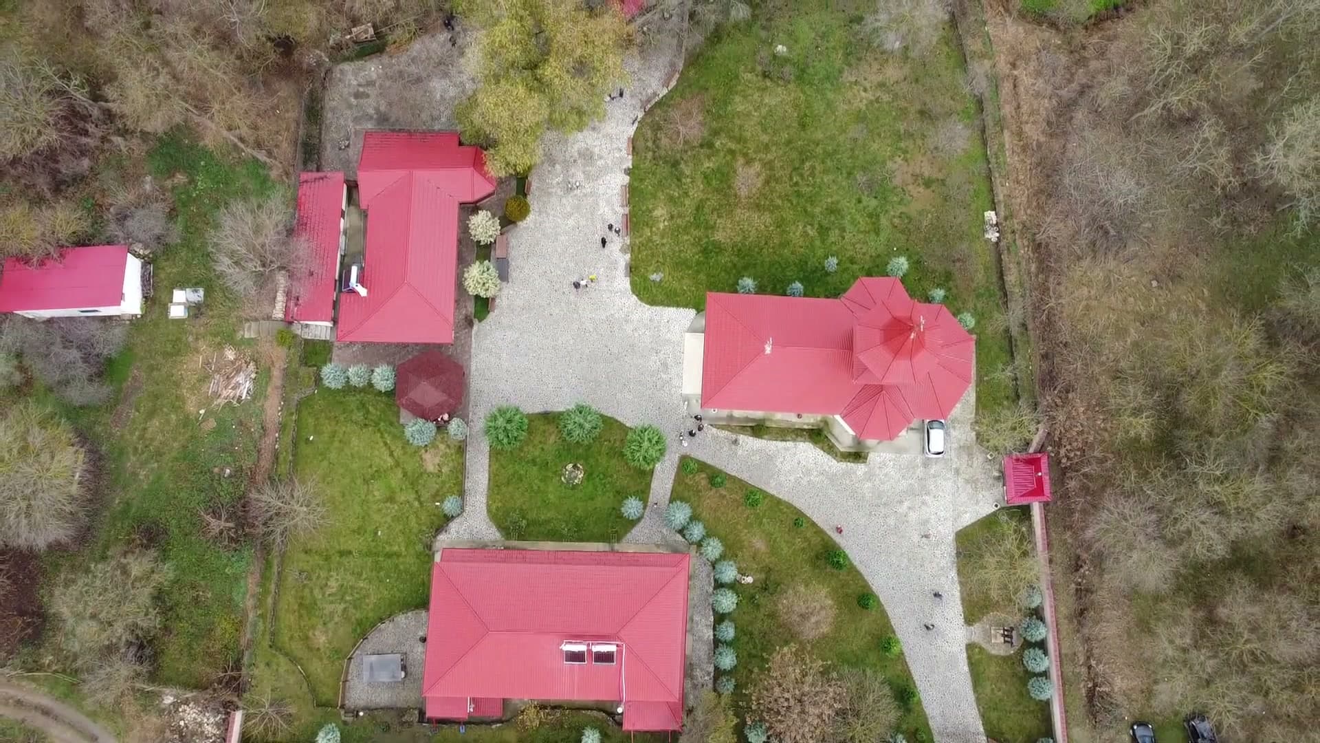 Mănăstirea văzută de sus — vedere aeriană zenitală